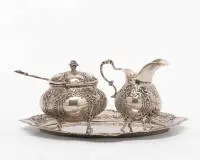 Sucrier et pot à lait sur plateau, allemand, après 1888, argent 800, décor rococo, petite cuillère incluse, H. env. 8,5 cm, env. 437 g au total