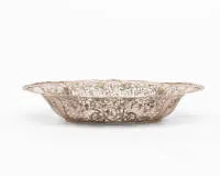 Amoretto basket, German, after 1888, silver 800, wavy shape, rim with rich openwork decoration of vine leaves and clusters, mirror with embossed putti relief, underside engraved dedication and date "1936", 5 x 26 x 17 cm, approx. 220 g