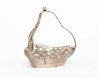 Panier à confiseries avec insert en verre, allemand, vers 1900, argent 800, profil trilobé avec anse assortie, bord ajouré décor de laurier et médaillons, 20 cm de haut, sans insert env. 222 g, verre avec éclat