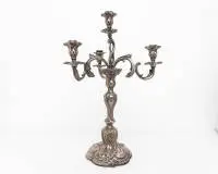 Grand candélabre en argent à quatre flammes, Eduard Wollenweber, Munich, vers 1900, argent 800, style néo-rococo avec riche décor, poinçonné "Ed. Wollenweber" sur le pied, pied lesté et base fermée, env. 49,5 cm de haut, env. 1 756 g incl....