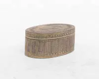 Tabatière en argent néoclassique, probablement allemande, fin 18e s., argent, intérieur doré et extérieur partiellement doré, forme ovale avec couvercle à charnière, paroi finement gravée
