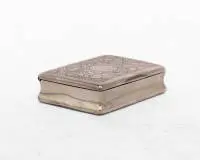 Tabatière en argent, Göteborg, 1869, argent, intérieur doré, forme rectangulaire à paroi galbée et bord profilé, couvercle à charnière avec décor gravé de feuilles d'acanthe et de rinceaux