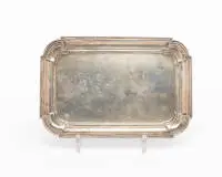 Petit plateau, Pays-Bas, 1922, argent 833, forme rectangulaire avec bord profilé, poinçon de maître V.K., 23,5 x 15,8 cm, env. 285 g