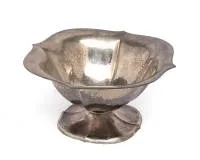 Coupe sur pied, Van Kampen, La Haye, Pays-Bas, 1956, argent 833, décor martelé, 9.5 cm de haut, ø 20 cm, env. 277 g