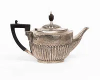 Teapot, London, 1913, classical decoration, oval form with fluting, ebonised handle, approx. 505 g incl. handle