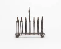 Porte-toast, B & Co, métal argenté, sur pieds boules, profil rectangulaire, sept ponts à forme de pignon gothique, poignée centrale à œillet, env. 16,5 x 16,5 x 9 cm