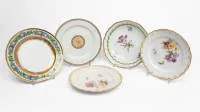 4 assiettes et 1 plat, KPM, marque au sceptre, 19e/20e s., décors diff., ø env. 25 cm, 1x rayure dans le miroir