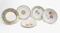 4 assiettes et 1 plat, KPM, marque au sceptre, 19e/20e s., décors diff., ø env. 25 cm, 1x rayure dans le miroir