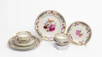 Paire de couverts à thé, KPM, marque au sceptre, orbe rouge sur une tasse, forme Rocaille, Breslauer Stadtschloss, décor doré, peinture florale, composé de : 2 assiettes à dessert, 2 tasses à thé avec soucoupe