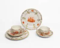 Paire de couverts, KPM, marque au sceptre, pomme d'Empire rouge, Neuzierat, décor doré, peint en camaïeu rouge fer, paysage et architecture, composé de : 2 assiettes à dessert, 2 tasses avec soucoupes