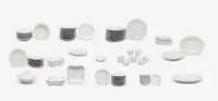 Service de table, KPM, marque au sceptre, Neuosier, composé de : 12 assiettes plates, 22 assiettes à dessert, 12 assiettes à gâteau, 12 tasses à thé avec soucoupes, 8 assiettes à soupe, 1 coupe sur pied avec couvercle, 3 plats de service, 1 grand plat de service, 5 plats ovales...