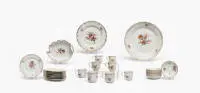 Service en porcelaine, KPM, marque au sceptre, pomme d'Empire rouge, Neuglatt, décor doré, décor floral orange-gris, composé de : 8 tasses à café avec soucoupes, 8 assiettes à gâteau, 2 plats, 1 coupe en forme de feuille