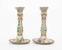 2 bougeoirs, KPM Berlin, peinture florale, décor doré, H. 18 cm