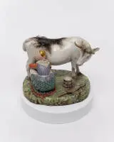 Figurine en porcelaine, "Paysanne trayant une vache", Royal Copenhague, début 20e s., marque aux couronnes et ondes bleues, numéro peint 1792, monogramme peint A.G., polychrome et doré, d'après un modèle du 18e s., 13.5 cm de haut, corne et oreille...