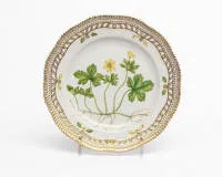 Assiette décorative, Flora Danica, Royal Copenhagen, 1969-1974, "Anemone", numéro de modèle 3554, aile ajourée avec dorure, au centre une anémone peinte, au verso dénomination botanique, ø env. 23 cm