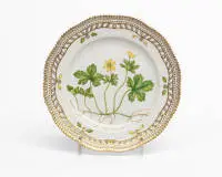 Assiette décorative, Flora Danica, Royal Copenhagen, 1969-1974, "Anemone", numéro de modèle 3554, aile ajourée avec dorure, au centre une anémone peinte, au verso dénomination botanique, ø env. 23 cm