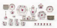 Service Herend, Apponyi pourpre, décor doré, composé de : 13 assiettes à dessert, 13 soucoupes, 13 tasses, 2 pots à crème, 2 sucriers, cafetière, petit vase, 6 coquetiers, plat ovale, plat carré, plat en forme de feuille, bonbonnière, rose sur le couvercle...
