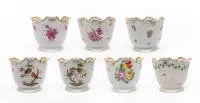 7 cache-pot, Herend, décors variés, bord ondulé avec dorure, env. 15,5 cm de haut, ø env. 18 cm