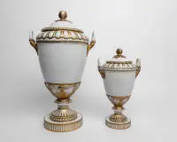 2 vases à anses avec couvercle, KPM, décor doré, env. 53 cm et 35 cm de haut, grand vase : non marqué, pied cassé et recollé