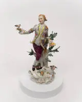 Figurine en porcelaine, "Berger avec oiseau", Meissen, marque aux épées, probablement années 1980, 1er choix, numéro de modèle 61079, polychrome et doré, modèle de Johann Joachim Kändler (1706-1775), 26,5 cm de haut, épi collé, feuilles manquantes