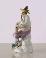 Porcelánová figurka, Míšeň, "Harlekýn s dudami", kolem 1745, model J.J. Kaendler 1736 (číslo modelu 261), cca 14,5 cm vysoká, klobouk a květy odřené