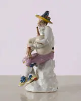 Figurine en porcelaine, Meissen, "Arlequin avec cornemuse", vers 1745, modèle J.J. Kaendler 1736 (n° de modèle 261), env. 14,5 cm de haut, chapeau et fleurs heurtés