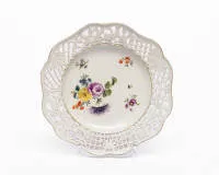 Openwork dessert plate with natural flowers, Meissen, circa 1750-60, blue sword mark, coloured overglaze decoration, gilding, flower bouquet and scattered flowers, ø approx. 25 cm, two small rim chips, wear on gold rim