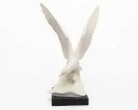 Figurine en porcelaine, "Mouette sur vague", Meissen, marque bleue sous glaçure, 2e choix, dessin Max Esser 1937, sur socle en bois noir, H. 42 cm, une pointe d'aile avec petit éclat