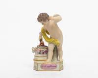 Figur, Putto mit Fackel, Meissen, Schwertermarke, 1. Wahl, Modellnr. F4, auf Plinthe bezeichnet "Je les enflamme", H. 13 cm