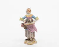 Pár figurek z "Cris de Paris", Míšeň, 1. jakost, značka zkřížených mečů, prodavačka ryb, v. 14 cm a prodavačka květin, cca 12 cm vysoká