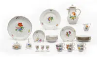 Service à café, Meissen, marque aux épées, 2e choix, liseré doré, décor floral, composé de : 6 tasses et soucoupes, 6 assiettes à gâteau, 2 grandes assiettes, cloche, 3 coquetiers, boîte à couvercle, pot, rose sur le pot ébréchée