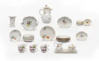 Service à café Meissen, marque aux épées, peinture florale, dorure, forme Neuer Ausschnitt, comprenant : 6 tasses et soucoupes, pot à crème, sucrier, plateau, cafetière, 1 coupelle en forme de feuille, 6 petits bols, vase, 2 petites coupes, 6...