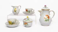 Petit service à moka, Meissen, marque aux épées, 2e choix, Neuer Ausschnitt, peinture florale, décor doré, comprenant : 2 tasses avec soucoupes, sucrier, pot à crème, petit pot