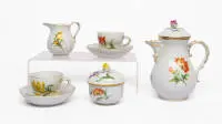 Petit service à moka, Meissen, marque aux épées, 2e choix, Neuer Ausschnitt, peinture florale, décor doré, comprenant : 2 tasses avec soucoupes, sucrier, pot à crème, petit pot