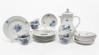 Service à café, Meissen, marque aux épées, 1re/2e choix, Blaue Blume, Neuer Ausschnitt, comprenant : cafetière, 6 tasses avec soucoupes, 6 assiettes à gâteau