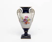 Amphorenvase, Meissen, Schwertermarke, kobaltblauer Font, Blumenmalerei, Golddekor, ca. 23 cm hoch