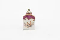 Teedose, Meissen, um 1760, goldenes Malerzeichen 58, polychrom bemalt, Puttendekor, Goldstaffage, mit Deckel, ca. 13 cm hoch, Deckelknauf bestoßen