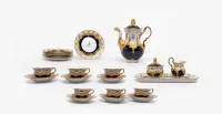 Service à moka d'apparat pour 6 personnes, Meissen, marque aux épées, 1er choix, forme B, fond bleu cobalt, décor doré, composé de : 6 tasses à café et soucoupes, 6 assiettes à gâteau, cafetière à moka, pot à crème et sucrier, plateau