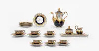 Service à moka d'apparat pour 6 personnes, Meissen, marque aux épées, 1er choix, forme B, fond bleu cobalt, décor doré, composé de : 6 tasses à café et soucoupes, 6 assiettes à gâteau, cafetière à moka, pot à crème et sucrier, plateau