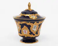 Bonbonnière d'apparat, Meissen, marque aux épées, 1er choix, forme B, fond bleu cobalt, fleurettes dispersées, dorure, env. 17 cm de haut