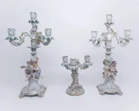 Paire de candélabres d'apparat figuratifs, 4 feux, et un plus petit candélabre d'apparat, 3 feux, Meissen, probablement 1er choix, Ernst August Leuteritz, décor polychrome et doré, représentation allégorique des saisons, applications de feuilles et fleurs, 51...
