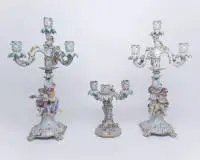 Paire de candélabres d'apparat figuratifs, 4 feux, et un plus petit candélabre d'apparat, 3 feux, Meissen, probablement 1er choix, Ernst August Leuteritz, décor polychrome et doré, représentation allégorique des saisons, applications de feuilles et fleurs, 51...