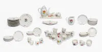 Koffie-, thee- en mokkaservies, 78-delig, Nymphenburg, vorm geribbeld, decor tulp polychroom: mokkakan (dekselknop beschadigd), melkkan (wat kleurverlies), roomkan, suikerpot (dekselknop beschadigd), 17 koffiekopjes, 17 schotels, 6...