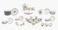Service à café, thé et moka, 78 pièces, Nymphenburg, forme côtelée, décor tulipe polychrome : cafetière à moka (bouton du couvercle ébréché), pot à lait (légère perte de couleur), pot à crème, sucrier (bouton du couvercle ébréché), 17 tasses à café, 17 soucoupes, 6...