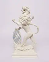 Lion bavarois, Nymphenburg, avec écu losangé bleu et blanc, marque de fond verte, 20e s., H. 35 cm