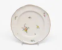 Assiette, Höchst, marque à la roue rouge fer, probablement 18e s., forme galbée, décor floral en surglacure, liseré doré, ø env. 25 cm, liseré doré légèrement frotté, un petit éclat