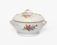 Terrine couverte avec peinture florale, 18e/19e s., ronde avec deux anses latérales, couvercle bombé, peinture florale polychrome sur glaçure, bord et anses dorés, env. 26 x 17,5 cm, légèrement frottée par endroits, fissures aux anses