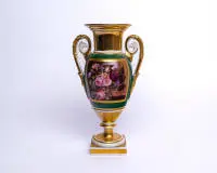 Vase, style Empire, peut-être France, 19e s., non marqué, forme d'amphore, anses avec têtes de griffon, fond vert et dorure, réserve colorée avec panier de fleurs, 30,8 cm de haut, dorure frottée