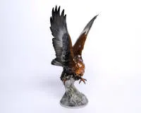 Figurine en porcelaine, "Aigle royal", Hutschenreuther, Germany, Kunstabteilung, polychrome, en vol, modèle de Karl Tutter (1883-1969), 44 cm de haut, une serre ébréchée