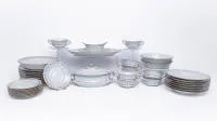 Speiseservice, Royal Limoges, Touraine, 37-teilig, bestehend aus: 8 Speiseteller, 7 Suppenteller, 8 Untertassen, 8 Suppentassen, 2 Schalen, 1 Schüssel, 1 Deckelterrine, 1 Vorlegeplatte, 1 Untertasse mit Chip, Vergoldung teils berieben